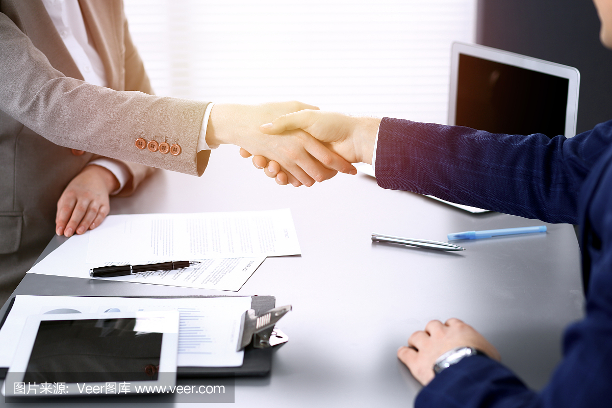 商務人士握手,結束會議。文件簽署,協議和律師咨詢概念。